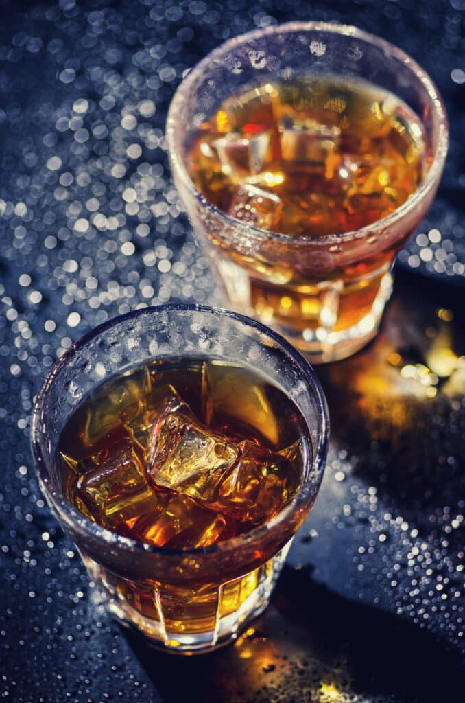 2 Gläser Whisky mit Eis beim Whisky Tasting
