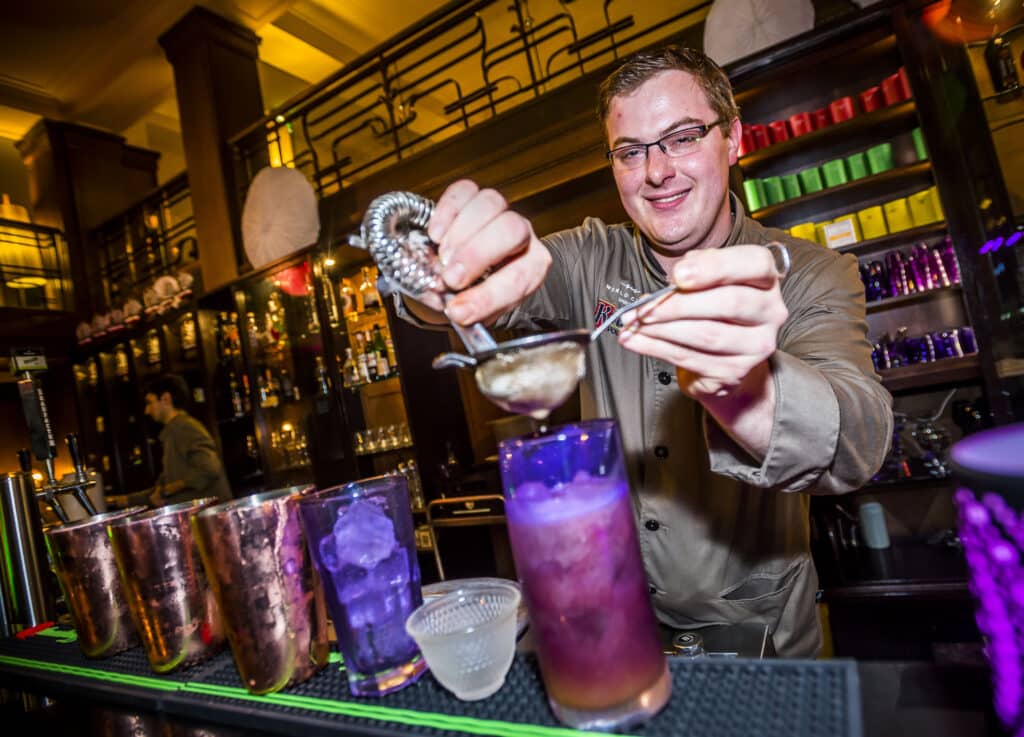 Eric Dürrschmidt ist Barkeeper zum Mieten und verwöhnt Gäste mit exquisiten Drinks